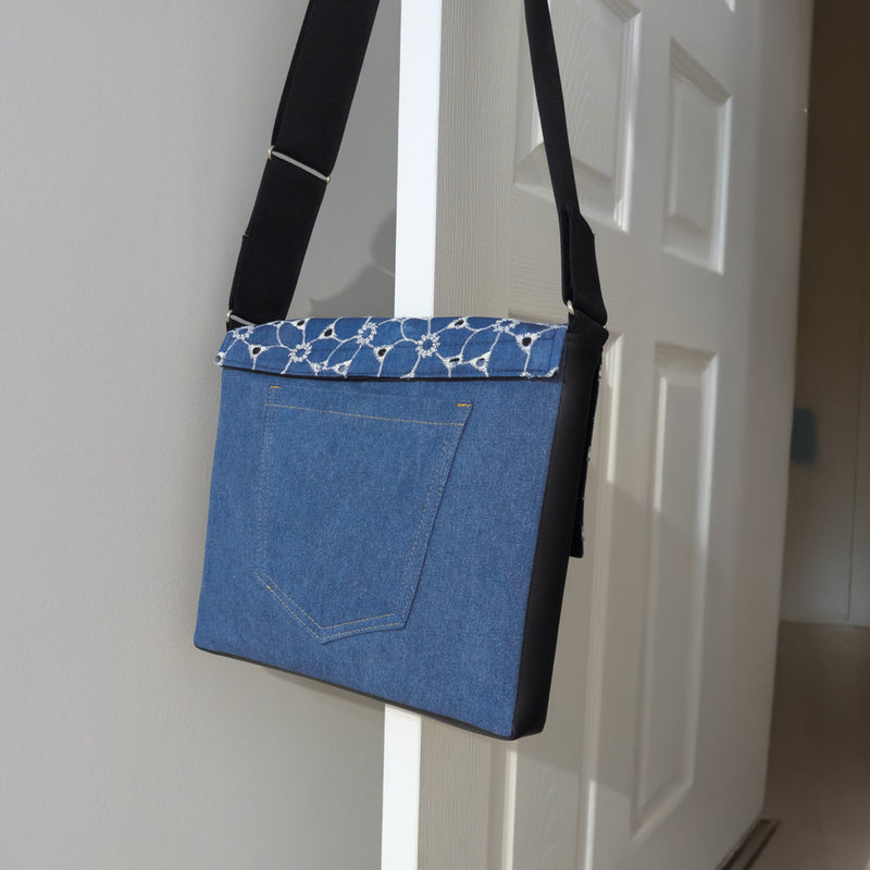 Rabat Broderie indigo 8"