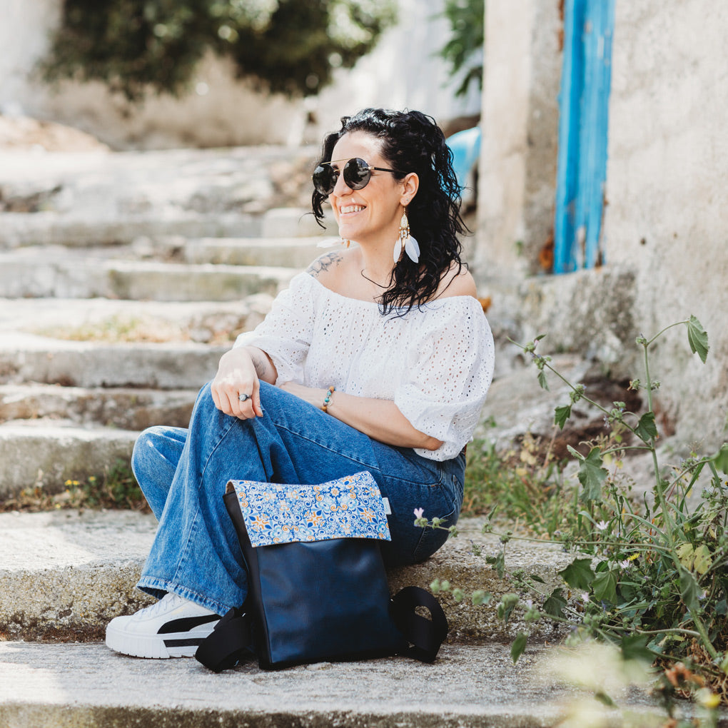 Katee Boucher à Mykonos, lancement de la collection de rabats et pochettes pour les sacs à main Kassiopeia