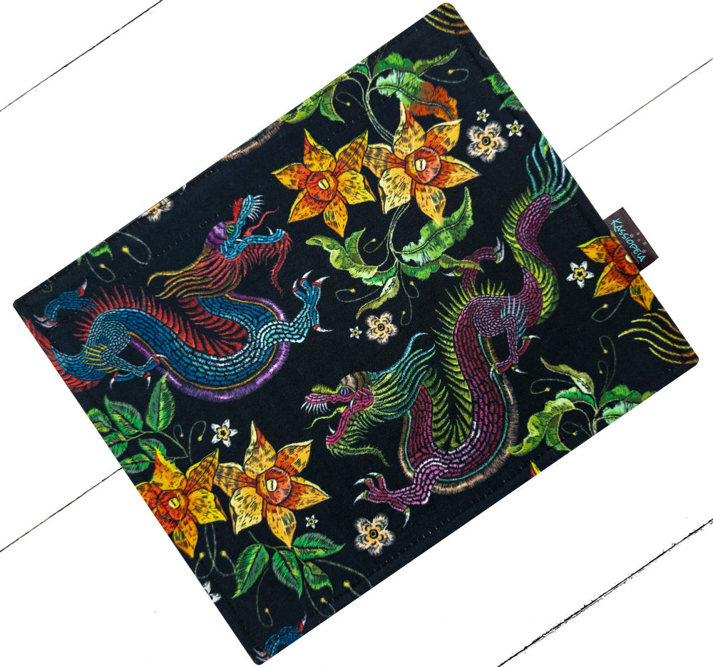 Rabat interchangeable "Dragon floral" pour les sacs à main Kassiopeia par la bohème. Un produit du Québec.